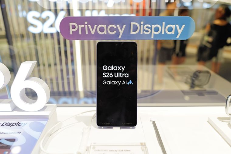 La pantalla de privacidad integrada protege los datos sensibles de los usuarios del Galaxy S26 Ultra. La pantalla de privacidad integrada protege los datos sensibles de los usuarios del Galaxy S26 Ultra.