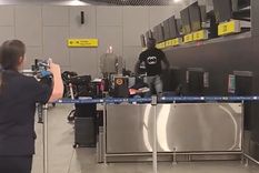 El pasajero indignado comenzó a romper televisores con un martillo Foto: Captura de video