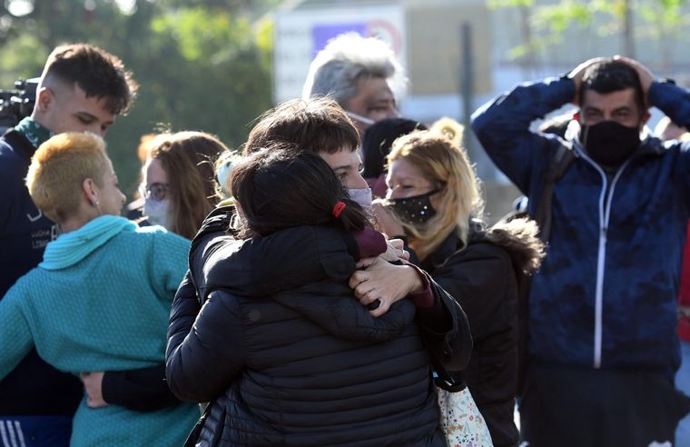 Familiares de Maia festejan luego de la aparición de la niña. Foto: Télam