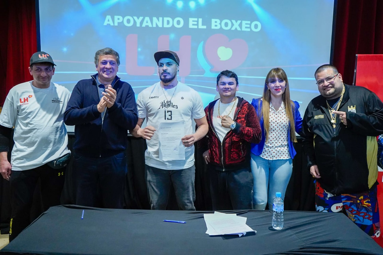 Daniel Orozco junto a Marcos Maidana, Janina Ortiz y Pileta, el primo del excampeón mundial. Foto: Gentileza Radio Génesis