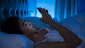 El uso del celular antes de dormir puede tener efectos negativos en la calidad del sueño. Foto: Shutterstock El uso del celular antes de dormir puede tener efectos negativos en la calidad del sueño. Foto: Shutterstock