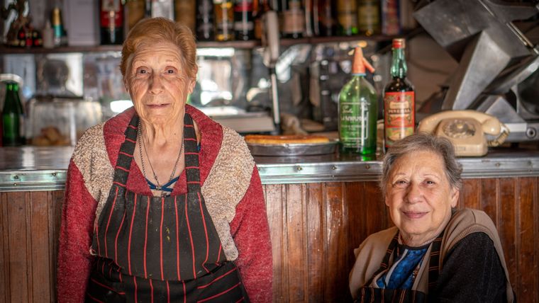 María del Carmen y Tere llevan adelante el bodegón que se convirtió en escala obligada para los amantes de la buena cocina. Foto: Julián Volpe - MDZ Foto: Julián Volpe - MDZ