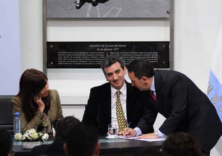 Fernández, Randazzo y Jaque, rubricando el convenio. Foto: Télam