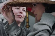 Olivia Colman y Dakota Johnson Olivia Colman y Dakota Johnson