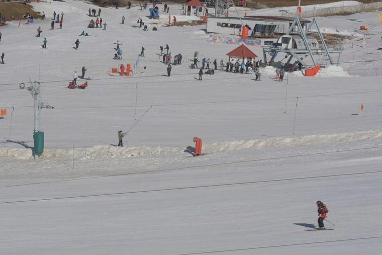 Desde el complejo señalaron que la oferta o realización de clases de esquí o snowboard por parte de instructores no autorizados constituye una actividad ilegal dentro de Las Leñas. Desde el complejo señalaron que la oferta o realización de clases de esquí o snowboard por parte de instructores no autorizados constituye una actividad ilegal dentro de Las Leñas.