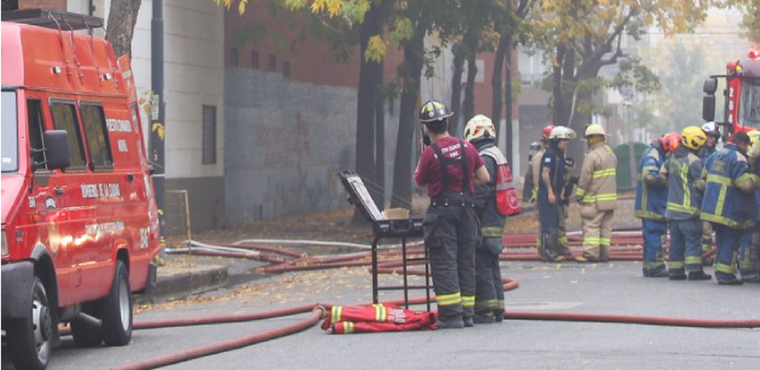 Los bomberos en el lugar del incendio Foto: NA