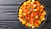 Aunque es una receta sencilla, las patatas bravas son uno de los platos más pedidos en España. Aunque es una receta sencilla, las patatas bravas son uno de los platos más pedidos en España.