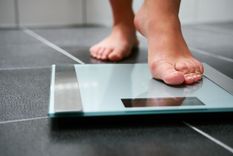 Alcanzar un descenso de peso clínicamente significativo puede mejorar la salud metabólica, la movilidad y la calidad de vida. Foto: Canva