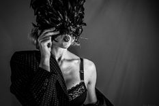 El burlesque es una danza sensual y erótica que fomenta el amor propio y el empoderamiento femenino. El burlesque es una danza sensual y erótica que fomenta el amor propio y el empoderamiento femenino.