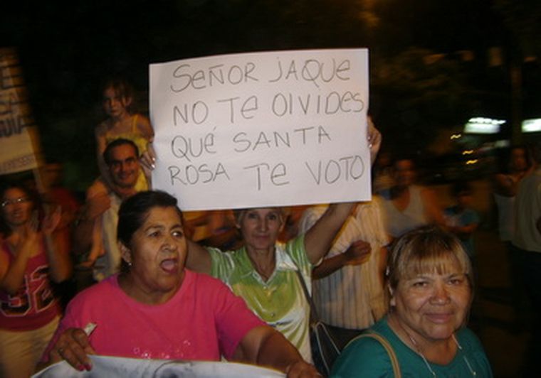 Nuevamente los vecinos de Santa Rosa anoche salieron a la calle.