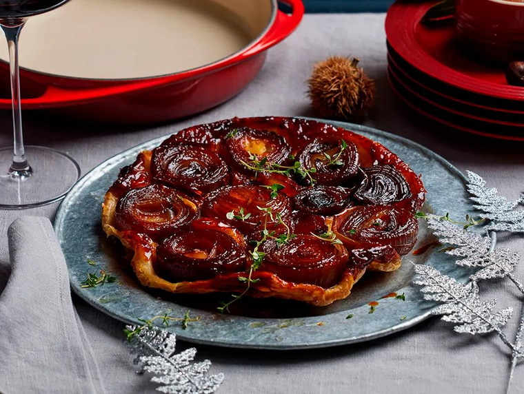 Aprendé a hacer esta tarta invertida de cebolla y queso que se come con la vista primero. Foto: La Creuset