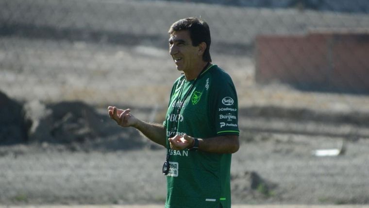 El DT firmó hasta diciembre del 2024. Foto: Facebook: Federación Boliviana de Fútbol