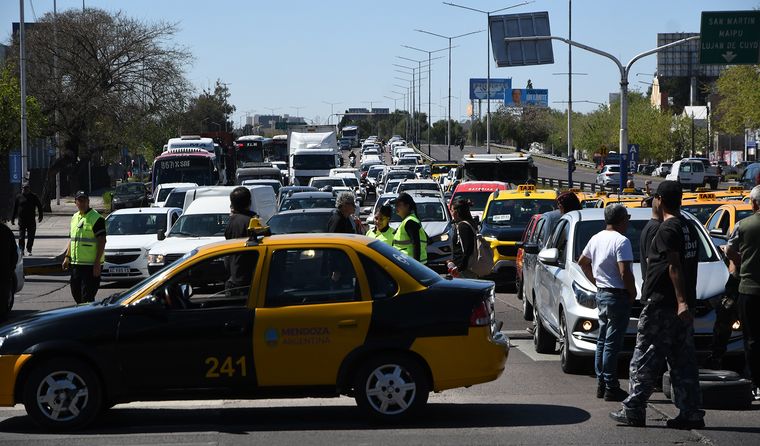 Los taxistas cortaron la circulación en el nudo vial. Los taxistas cortaron la circulación en el nudo vial.