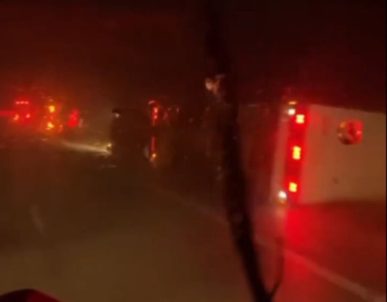 Temporal extremo: camiones volcados en la autopista Rosario–Córdoba.