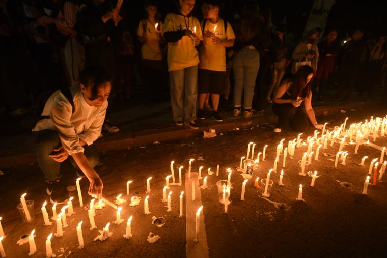Estudiantes se movilizaron con una marcha de velas este miércoles contra el veto de Milei a la Ley de Financiamiento Universitario Foto: Juan Mateo Aberastain Zubimendi