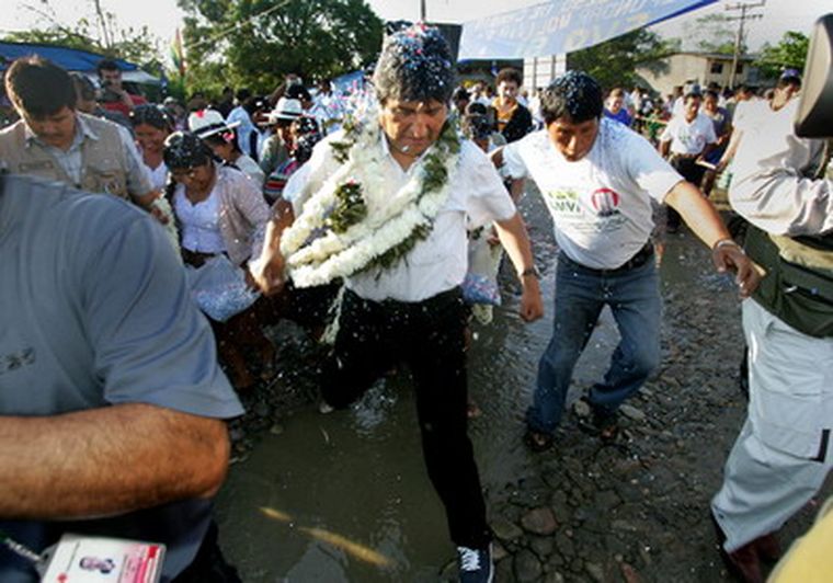 El presidente de Bolivia, Evo Morales ,adornado con collares de flores, mientras se dirige a una mesa electoral en Cochabamba. Foto: EFE