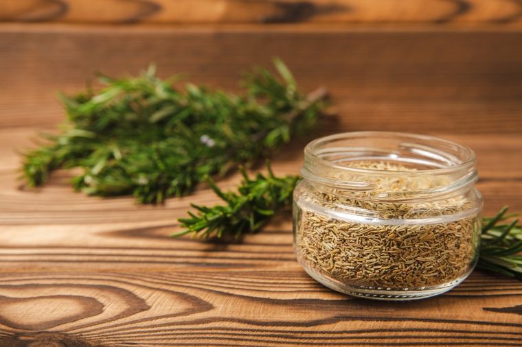 El sencillo truco casero con arroz y romero que gana espacio en muchos hogares. Foto: Shutterstock