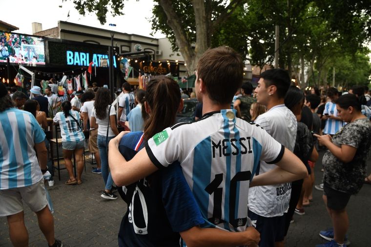 Así lo vivieron los hinchas de la Selección en Mendoza. Foto: Juan Ignacio Blanco / MDZ.