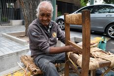 Jorge es un artesano que hace 50 años realiza arreglos con totora Foto: ALF PONCE MERCADO / MDZ