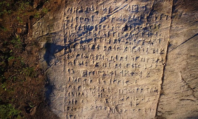 El descubrimiento de runas en Canadá reescribe la historia arqueológica de Ontario.