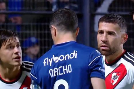 Nacho Fernández vs. Otamendi y Montiel en pleno Gimnasia-River. Nacho Fernández vs. Otamendi y Montiel en pleno Gimnasia-River.