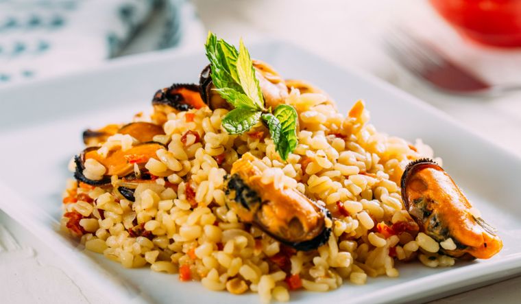 Admira la cremosidad de este arroz con mejillones, se convertirá en tu platillo favorito