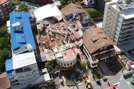 Se cumple un año del derrumbe del Apart Hotel Dubrovnik en Villa Gesell, un siniestro que dejó nueve víctimas fatales y aún no tiene detenidos. Se cumple un año del derrumbe del Apart Hotel Dubrovnik en Villa Gesell, un siniestro que dejó nueve víctimas fatales y aún no tiene detenidos.