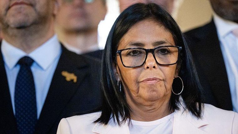 Ramírez cree que Delcy Rodríguez está comprometiendo el futuro de Venezuela para permanecer en el poder.