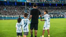 Una tierna foto de Racing se convirtió en un imán de cargadas de hinchas de Independiente. Una tierna foto de Racing se convirtió en un imán de cargadas de hinchas de Independiente.