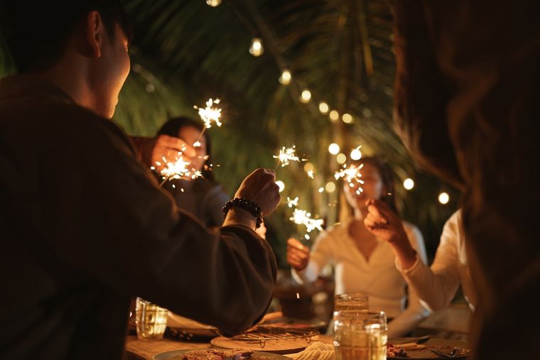 Las familias se reúnen para compartir la cena de fin de año cada 31 de diciembre Foto: Shutterstock