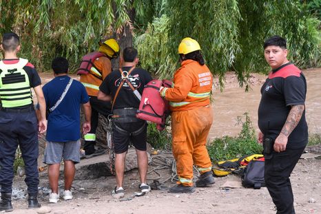 Bomberos voluntarios de Las Heras no se rinden y continúan la búsqueda de Rita. Bomberos voluntarios de Las Heras no se rinden y continúan la búsqueda de Rita.