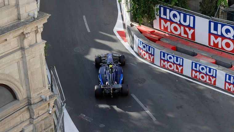 Colapinto transita por la complicada Curva del Castillo. Foto: EFE