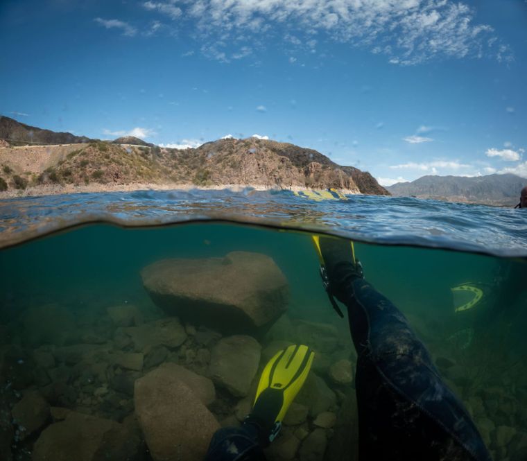 El dique Potrerillos en uno de los pocos lugares del país donde se practica buceo en altura. El dique Potrerillos en uno de los pocos lugares del país donde se practica buceo en altura.