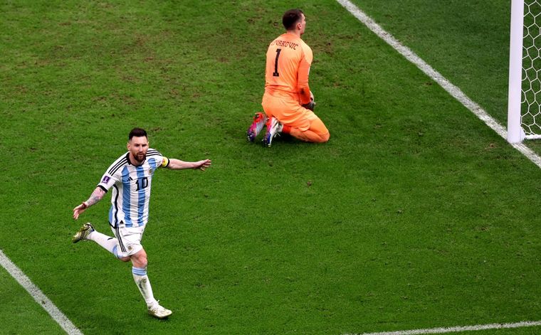 Messi pateó el penal para el 1-0, al que lo preparó con ayuda de los arqueros argentinos. Foto: EFE