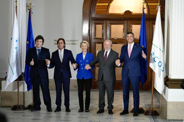 Javier Milei junto a Santiago Peña, Luis Lacalle Pou, Lula da Silva y Santiago Peña en la última cumbre de presidentes del Mercosur en diciembre del año pasado. Javier Milei junto a Santiago Peña, Luis Lacalle Pou, Lula da Silva y Santiago Peña en la última cumbre de presidentes del Mercosur en diciembre del año pasado.