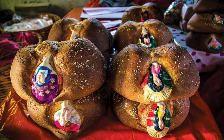 Admira estos deliciosos panes de muerto de Oaxaca con ese sabor característico a anís. ¡Nos encantan!