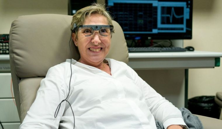 La profesora de biología, Bernardeta Gómez, quedó ciega hace 16 años por una septicemia