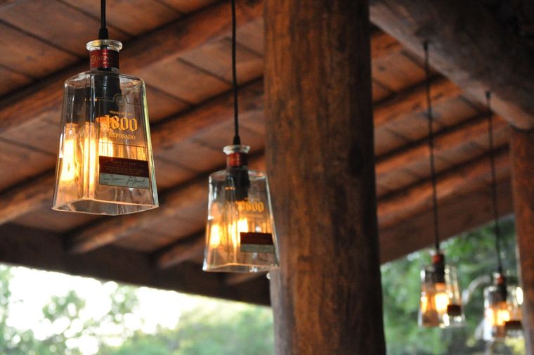 Las lámparas artesanales recicladas son más fáciles de hacer de lo que crees. Foto: The Green Head - https://www.thegreenhead.com/imgs/recycled-1800-tequila-bottle-pendant-lamps-1.jpg