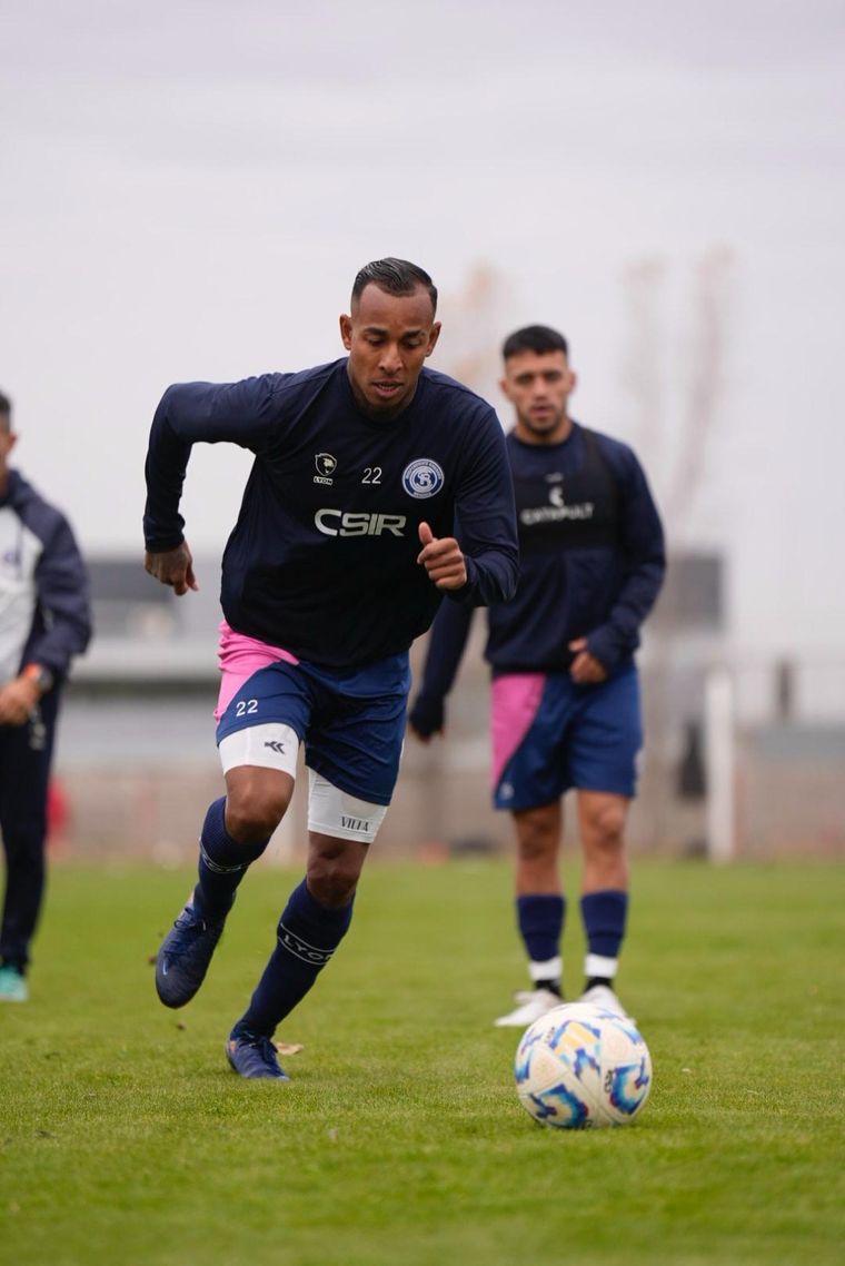 Sebastián Villa jugó el primer partido y fue expulsado tras un choque con un rival. Foto: Prensa Independiente Rivadavia. Sebastián Villa jugó el primer partido y fue expulsado tras un choque con un rival. Foto: Prensa Independiente Rivadavia.
