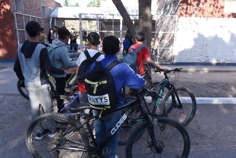 Los estudiantes retiran sus bicicletas y mochilas de la escuela Marcelino Blanco.&nbsp;