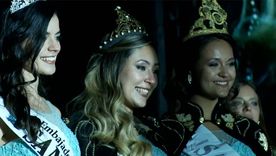 El Teatro Neyú Mapú fue el escenario del acto donde San Carlos eligió a su reina, virreina y embajadora de la ganadería para el próximo año. El Teatro Neyú Mapú fue el escenario del acto donde San Carlos eligió a su reina, virreina y embajadora de la ganadería para el próximo año.