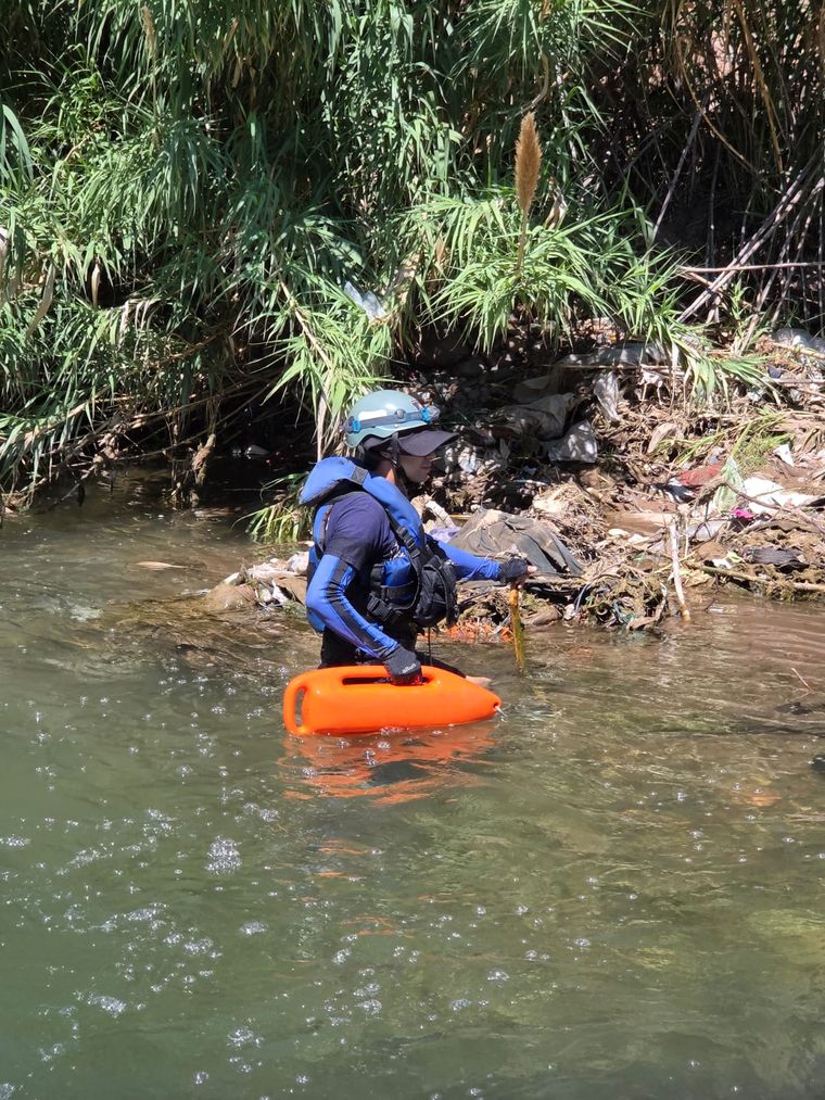 Bomberos con equipamiento acuático continuaron con las tareas de rastrillaje. Bomberos con equipamiento acuático continuaron con las tareas de rastrillaje. 