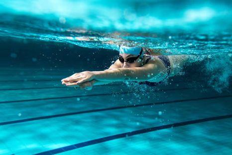 Los mejores ejercicios para hacer en el agua (Shutterstock).