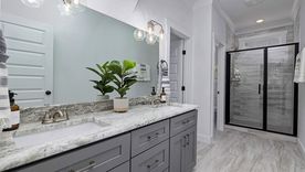 No todas las plantas sobreviven en la oscuridad: la luz artificial es clave en baños cerrados. Créditos: Pexels.