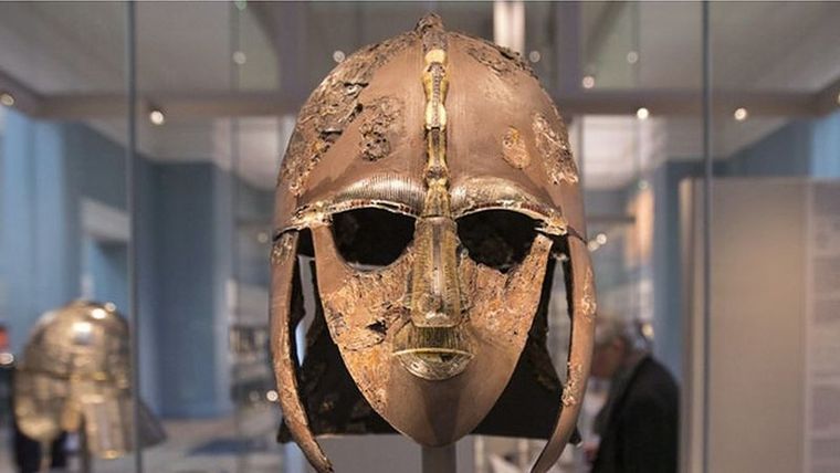 El casco de Sutton Hoo fue uno de los tesorors encontrados que se conservan en el Museo Británico de Londres. Foto: GETTY IMAGES