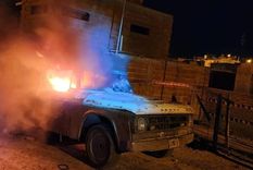 Vecinos reaccionaron e incendiaron el vehículo y la casa del acusado Foto: NA Vecinos reaccionaron e incendiaron el vehículo y la casa del acusado Foto: NA