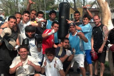 MDZol | Aprenden unos de otros, bajo la supervisión de Rocky. Foto: Horacio Yacante