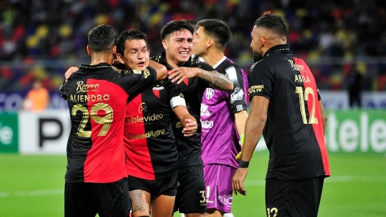 La Pulga festeja su gol. Foto: Télam