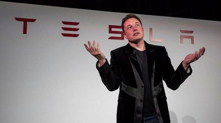 Elon Musk y Tesla, en el centro de una polémica con el fondo soberano noruego, el más grande del mundo, que teme riesgos en caso de pagarle al magnate una billonaria compensación salarial.&nbsp;