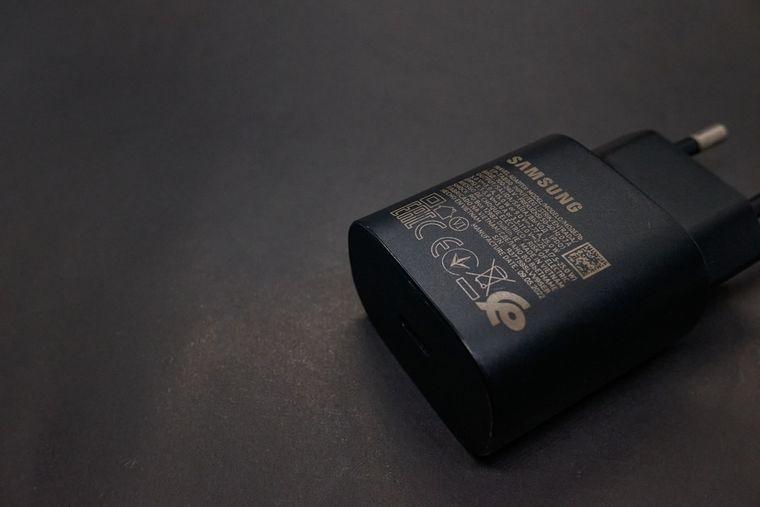 El cargador superrápido de 60 W refuerza el ecosistema Galaxy de Samsung. El cargador superrápido de 60 W refuerza el ecosistema Galaxy de Samsung.